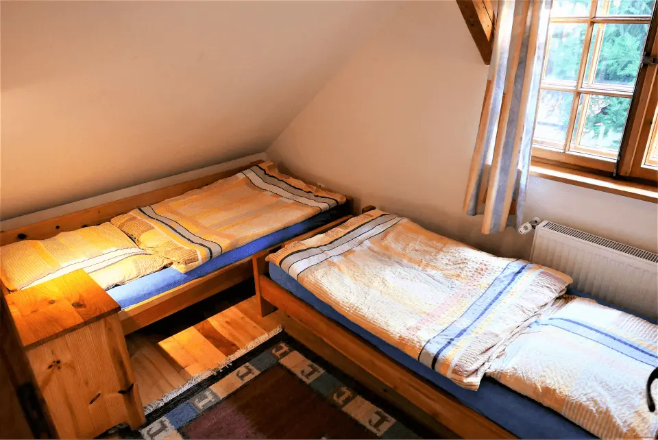 Sypialnia z dwoma łóżkami oraz nakastlikiem