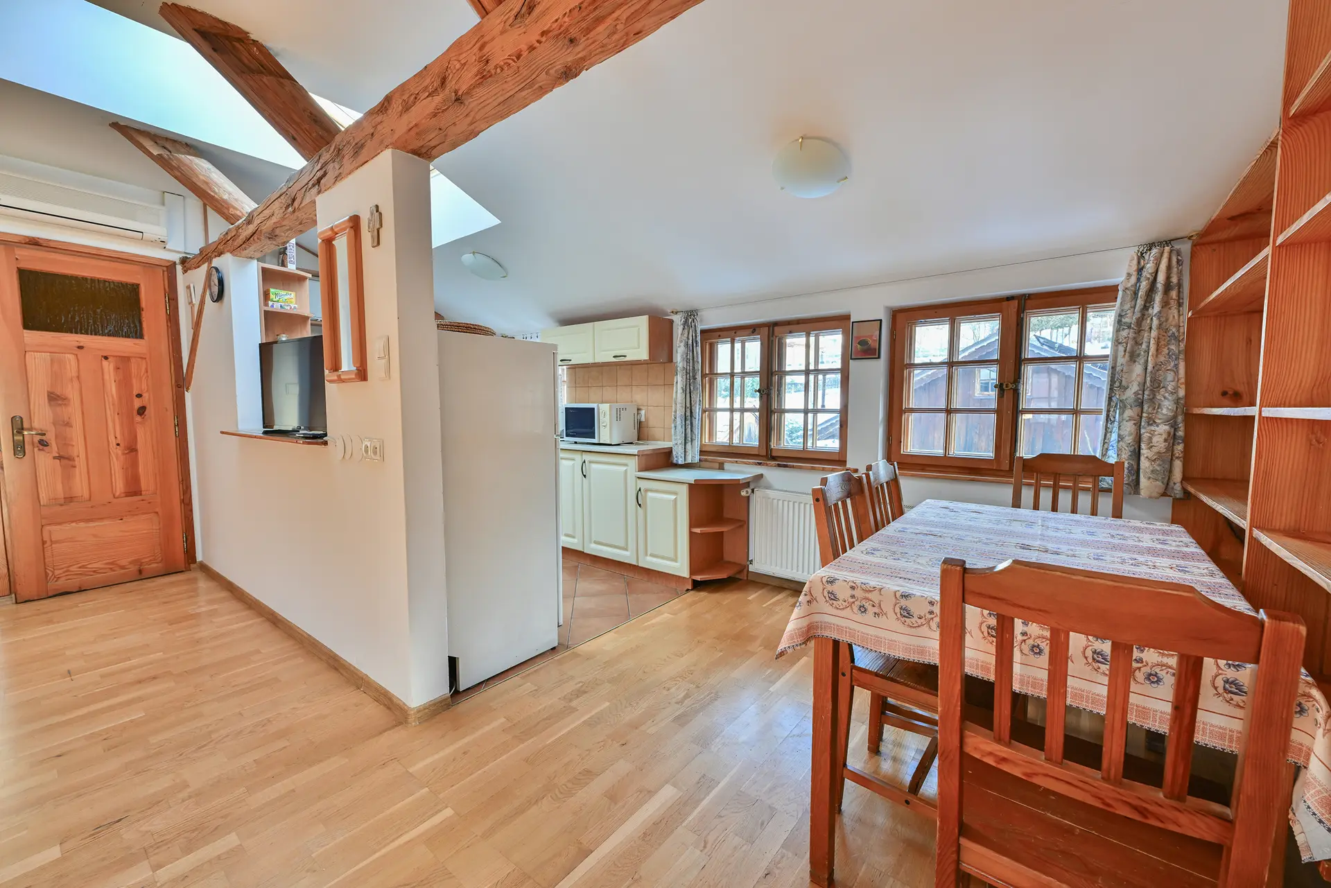 Łazienka z kabiną prysznicową, oknem i umywalką