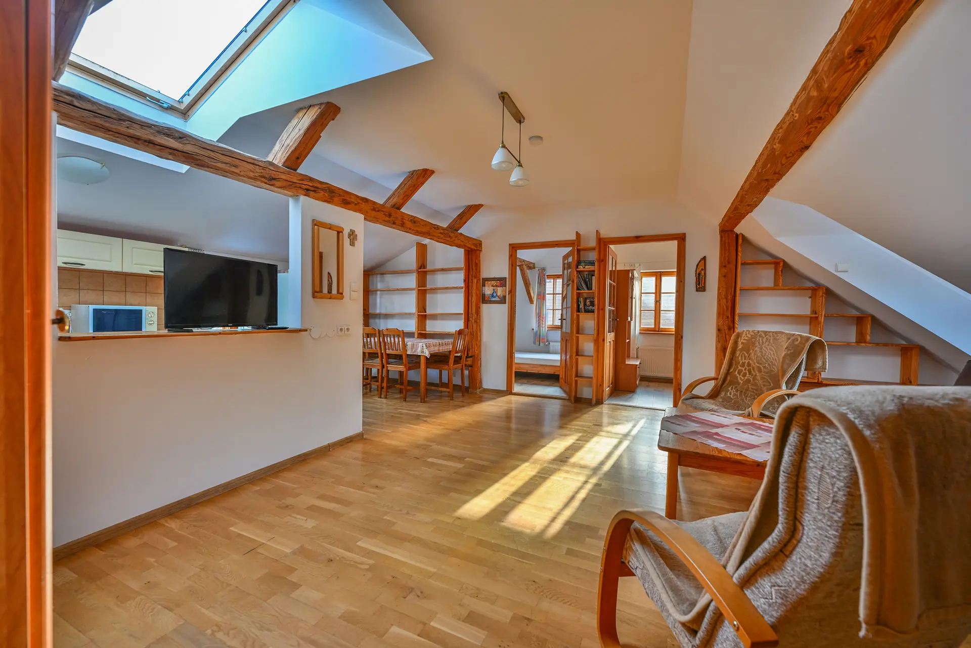 Łazienka z kabiną prysznicową, oknem i umywalką