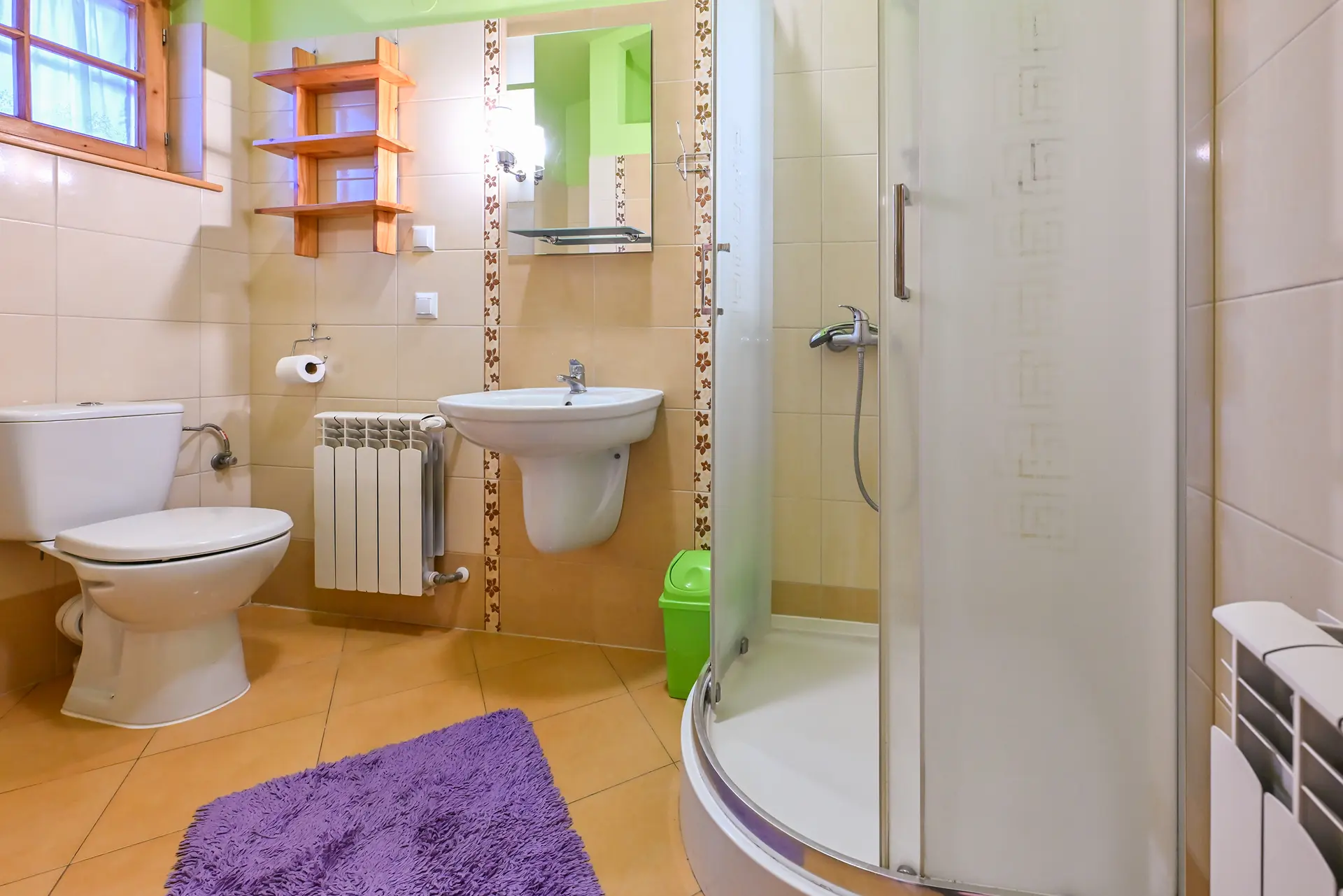 Łazienka z lustrem, kabiną prysznicową i umywalką