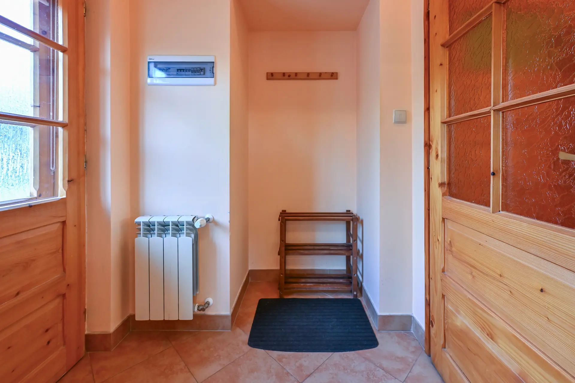 Łazienka z lustrem, kabiną prysznicową i umywalką