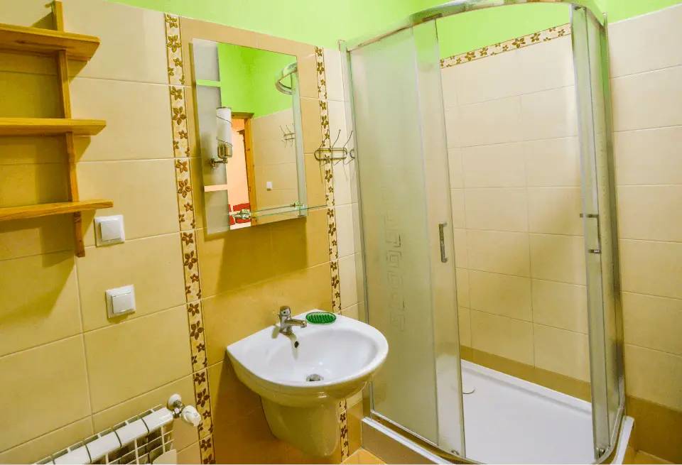 Łazienka z lustrem, kabiną prysznicową i umywalką