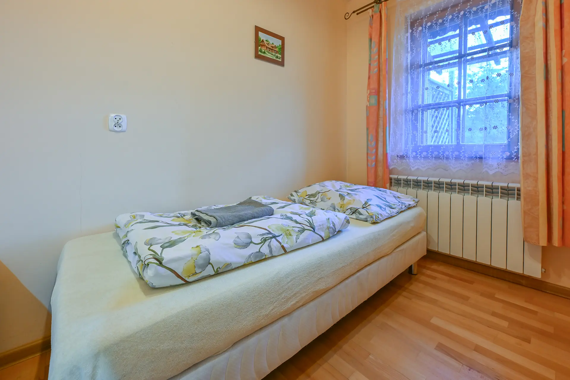 Łazienka z lustrem, kabiną prysznicową i umywalką