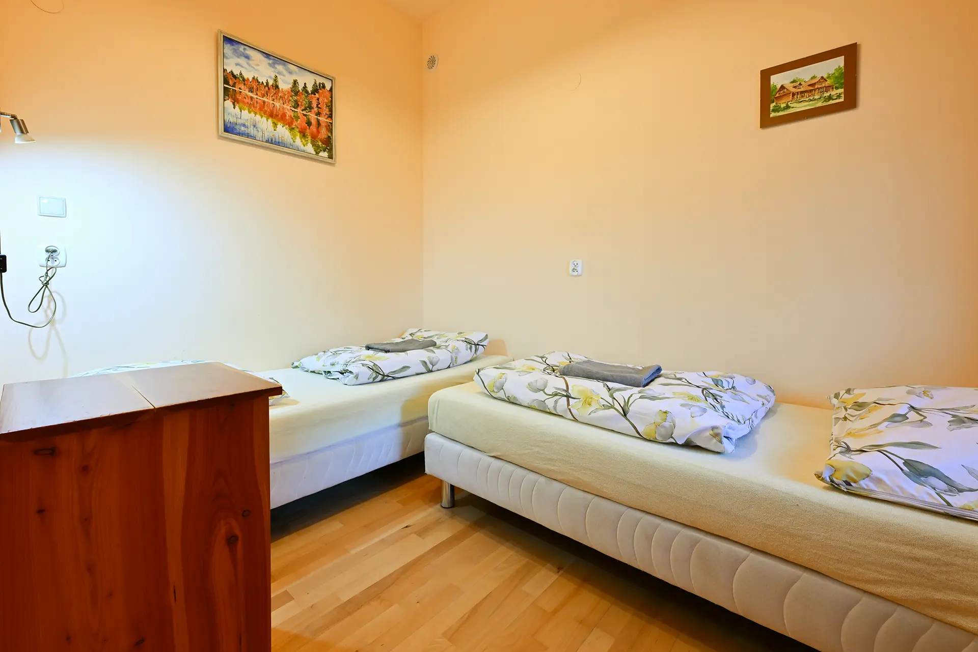 Łazienka z lustrem, kabiną prysznicową i umywalką