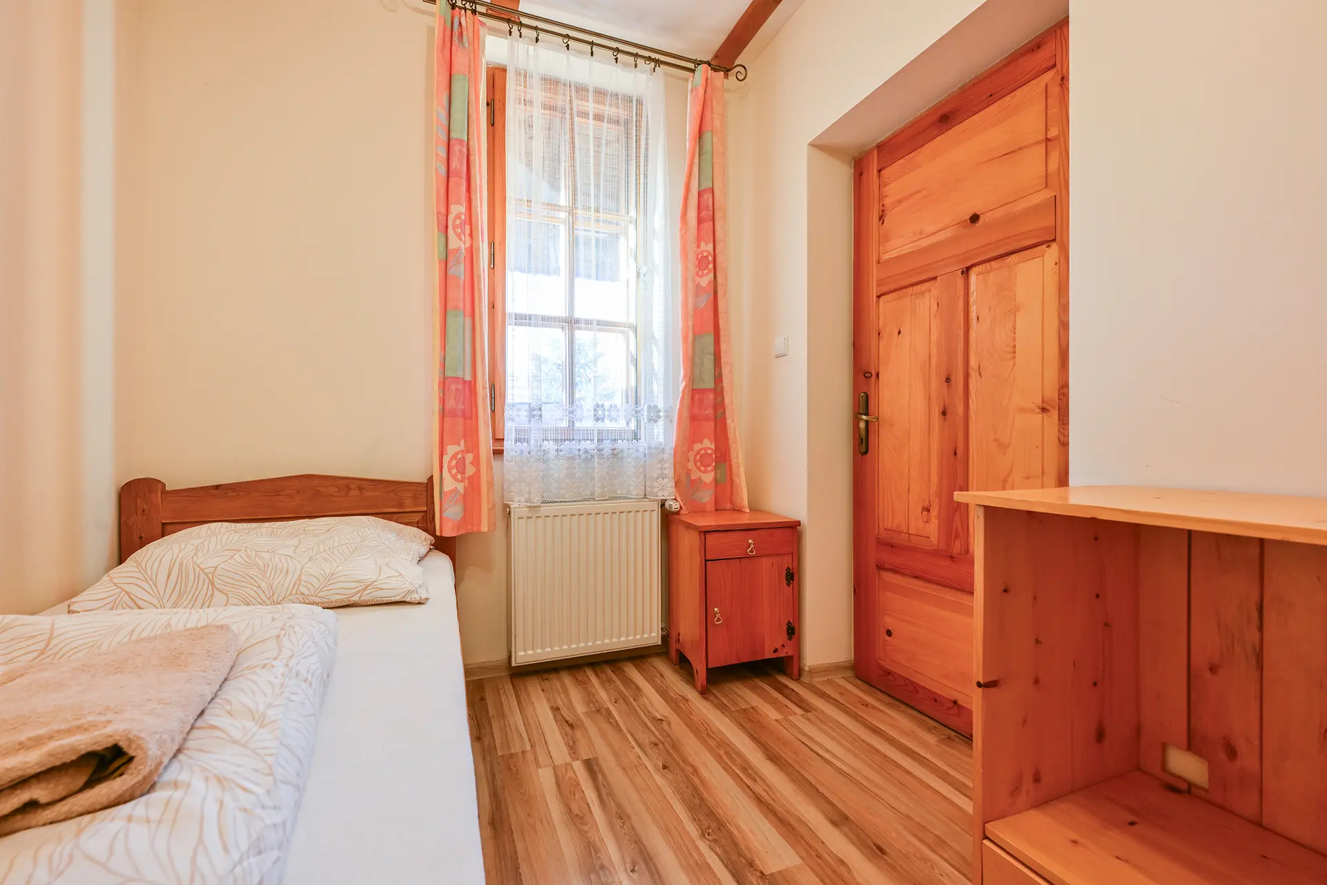 Łazienka z kabiną prysznicową, umywalką, lustrem oraz toaletą.