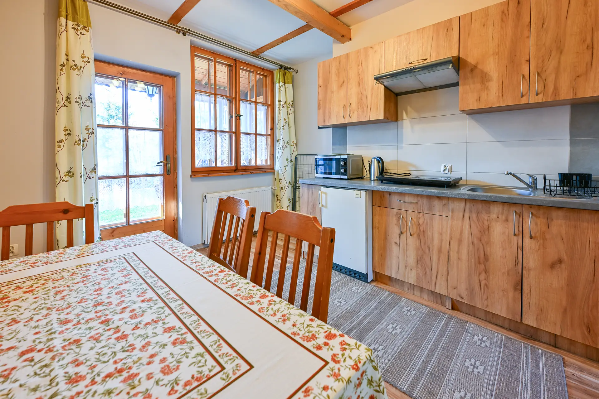 Łazienka z kabiną prysznicową, umywalką, lustrem oraz toaletą.