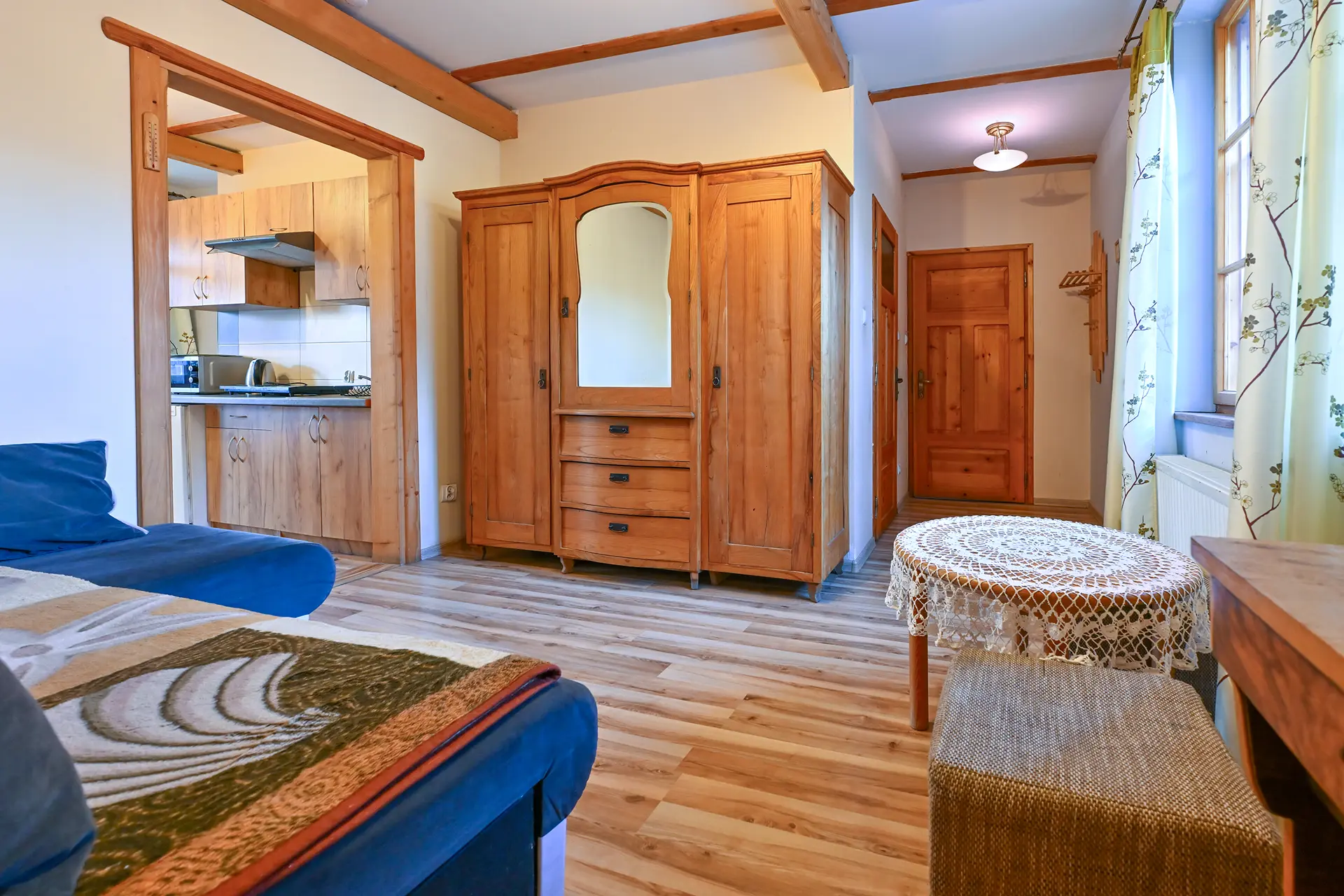 Łazienka z kabiną prysznicową, umywalką, lustrem oraz toaletą.